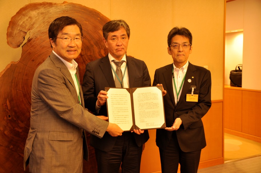 要望書を手にする藤澤局長、江島副知事、浅見市長