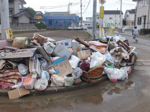 平成27年9月関東・東北豪雨災害において路上に山積する災害廃棄物【出典】環境省「災害廃棄物対策フォトチャンネル」