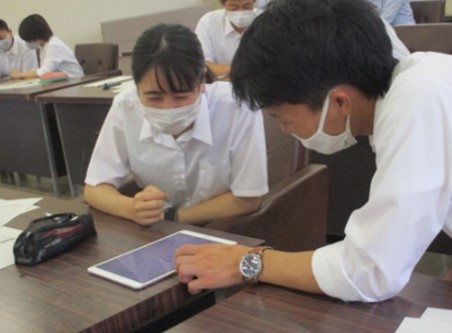 寄贈されたiPadを使用している様子2