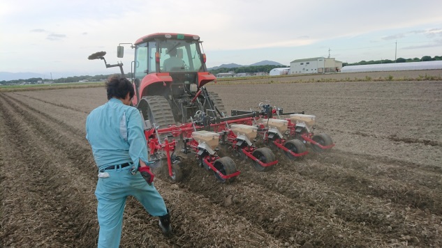 大豆の高速畝立て播種機試験の写真