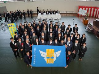 来賓の方々と校旗を囲んで記念撮影