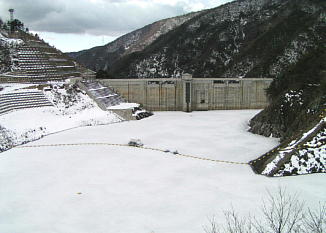 冬期のダム湖写真です。薄い氷が全面に張っていますがあぶないので氷にのってはいけません。