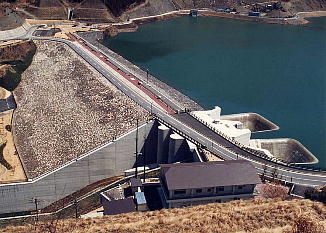 左岸からみた堤体写真です。昭和63年の試験湛水のときの満水写真です。