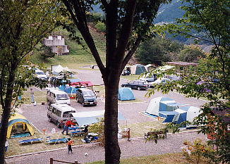 ダム左岸のエコーバレー内のオートキャンプ場写真です。