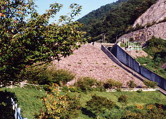 ロックフィル堤体写真です