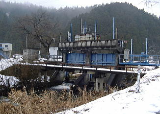 余呉川分流点の本川側のゲート写真です。