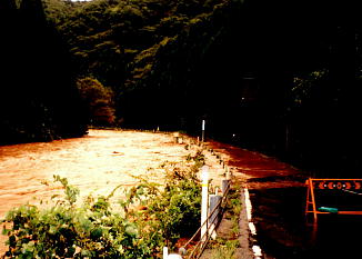 平成11年9月16日洪水状況写真です。三ツ石地先です。