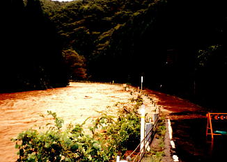 平成11年9月16日洪水状況写真です。三ツ石地先です。
