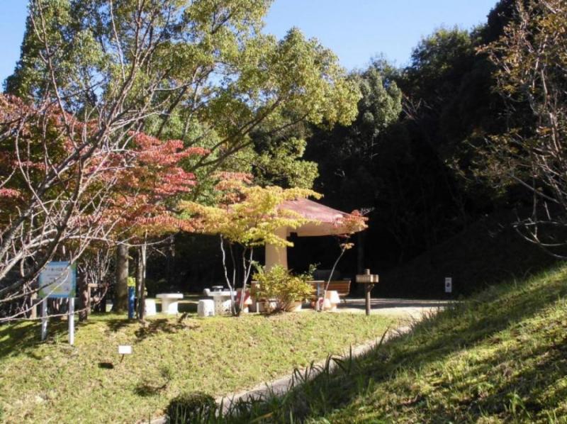 きのこ型の屋根に椅子と机が設置されている広場