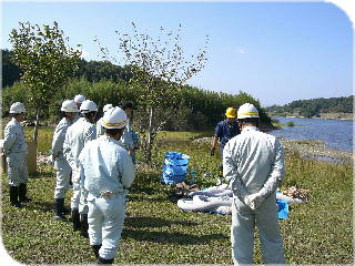 日野川ダムでの実地訓練前の講師からの説明