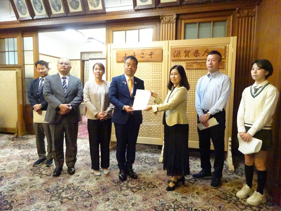 審議会会長が、知事へ答申書を手渡している様子