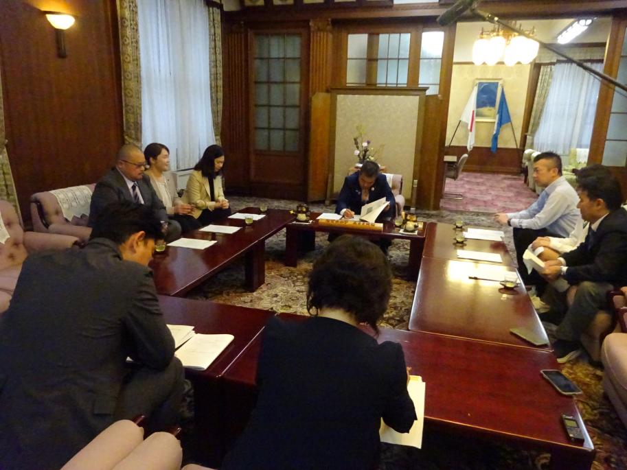 審議会委員と知事の懇談の様子