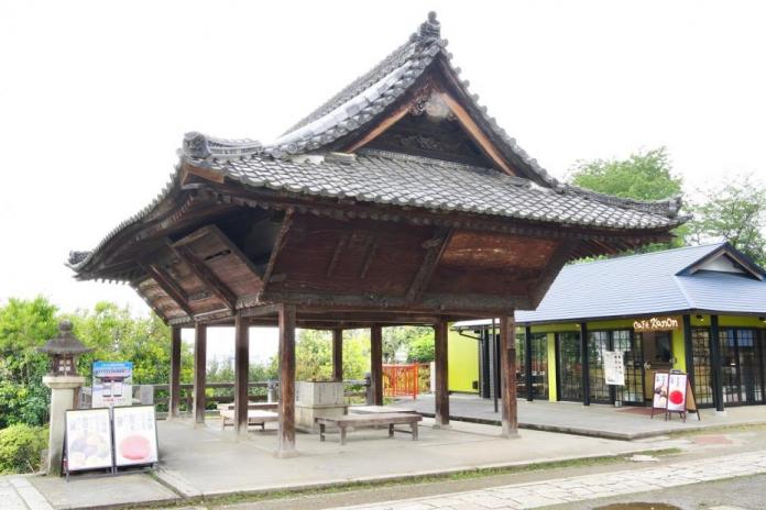 絵馬堂正側面全景