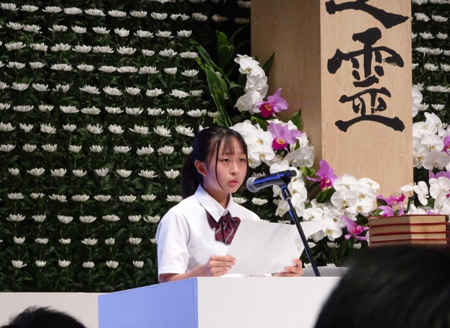 平和メッセージ作文を米原市立大東中学校山根和華様が読み上げる様子