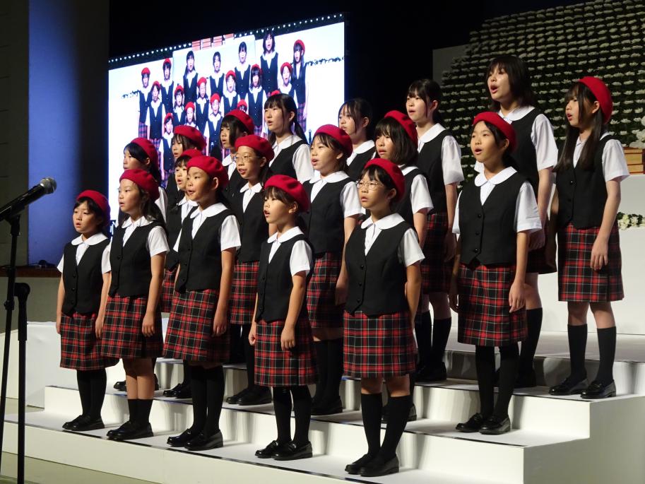 いなえ少年少女合唱団の皆様が合唱する様子