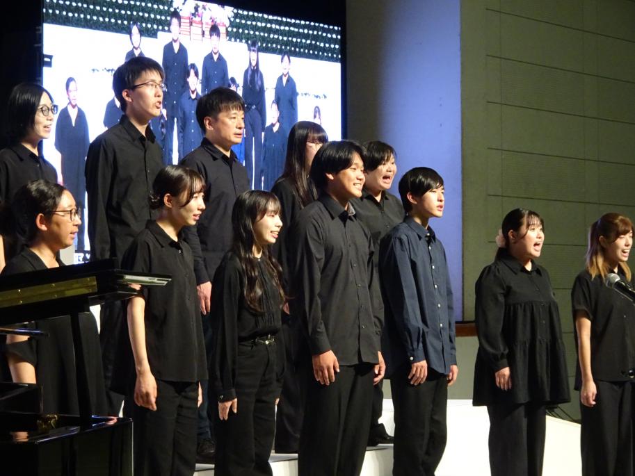 ひこね合唱倶楽部の皆様が合唱する様子