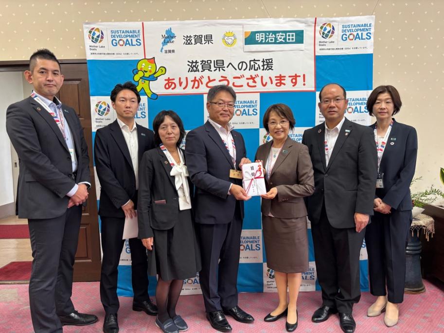 目録贈呈の様子1