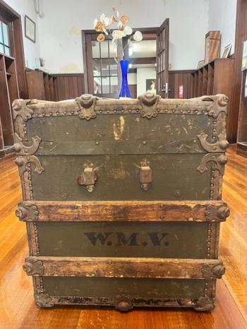 トランク画像（側面に「W.M.V」の記名も！）