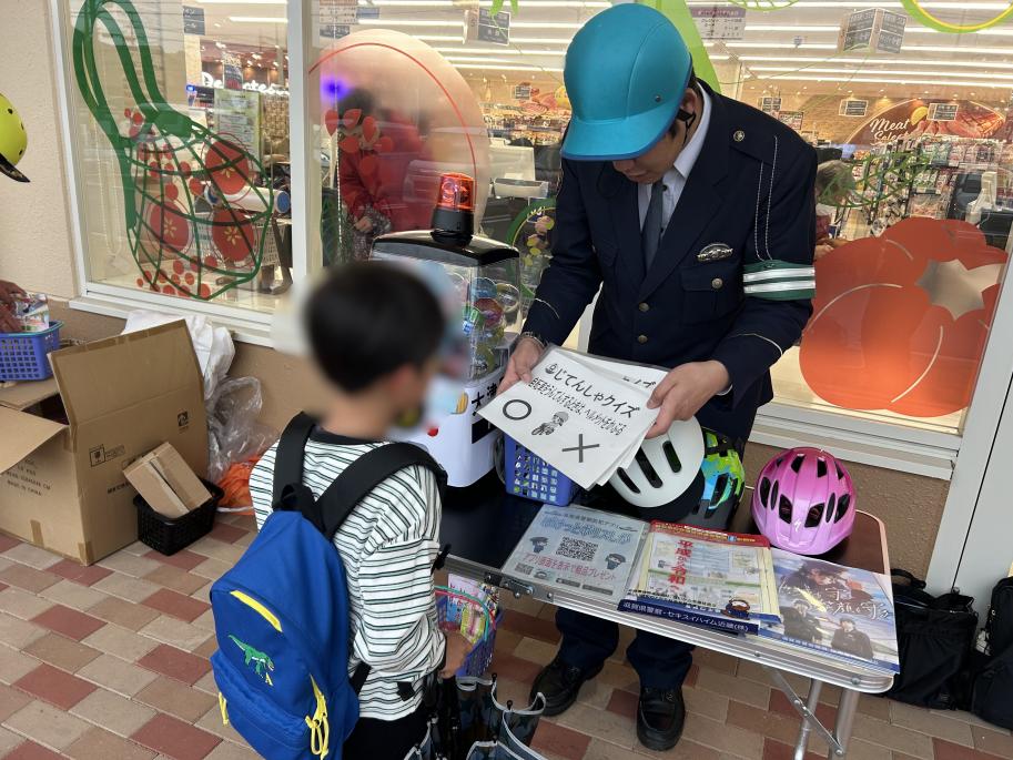 フレンドマート南郷店で交通安全啓発の様子1