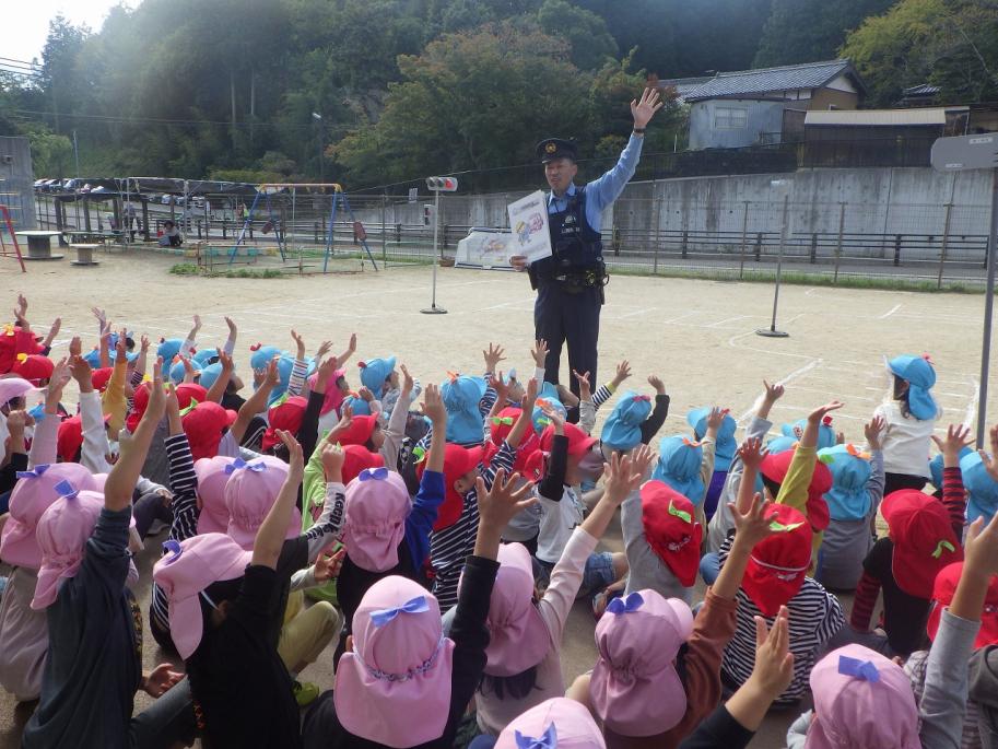 警察官のお話を聞く園児たち