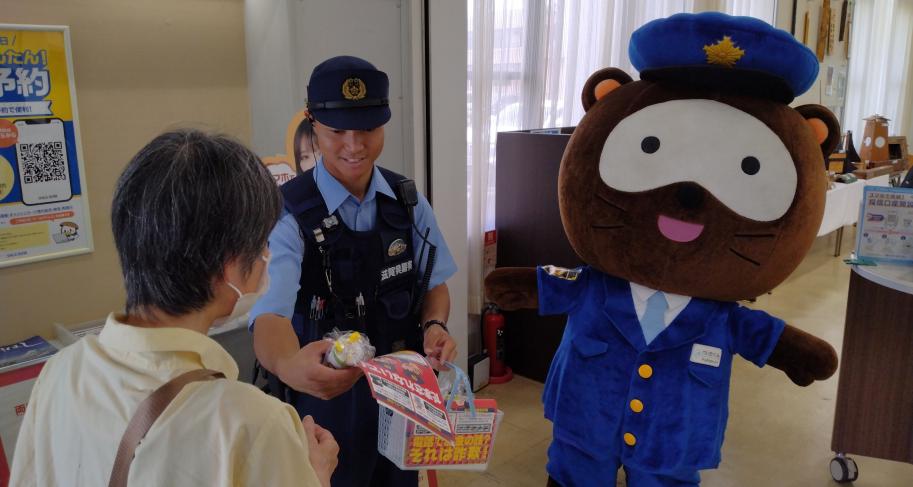 呼びかける警察官とけいたくん1