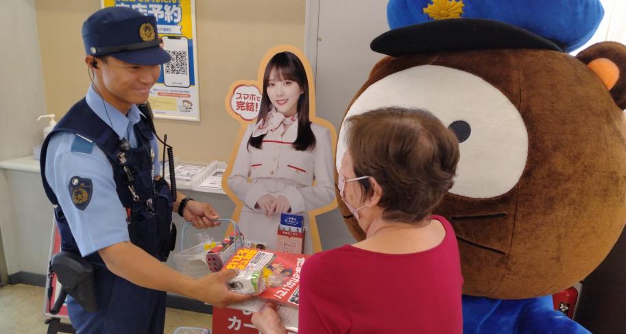 呼びかける警察官とけいたくん2