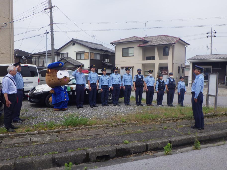 申告する警察官とけいたくん