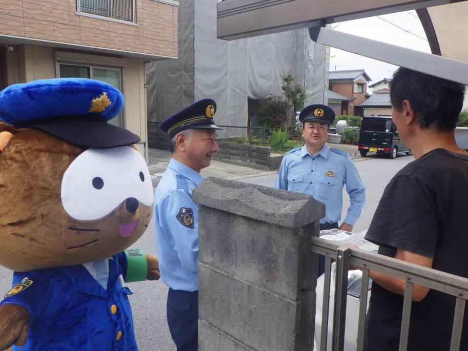 おうちを訪ねる警察官とけいたくん