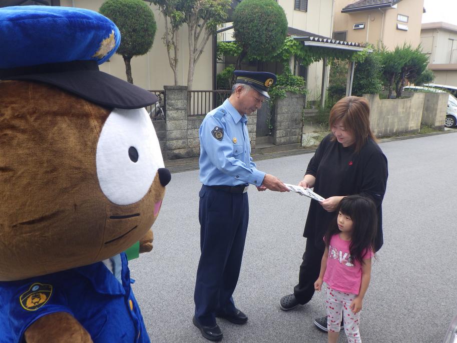 啓発する警察官とけいたくん1