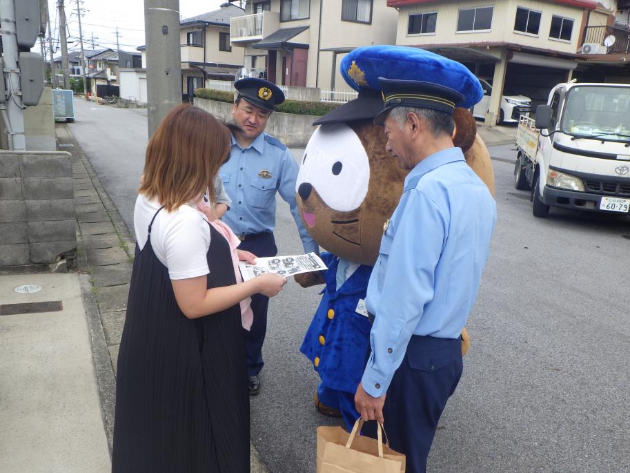 啓発する警察官とけいたくん2
