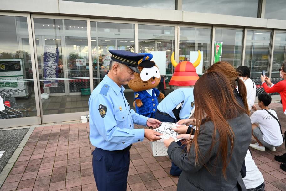 警察官が啓発する様子