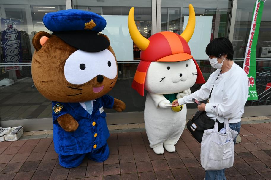 お客さんに呼びかけるひこにゃんとけいたくん