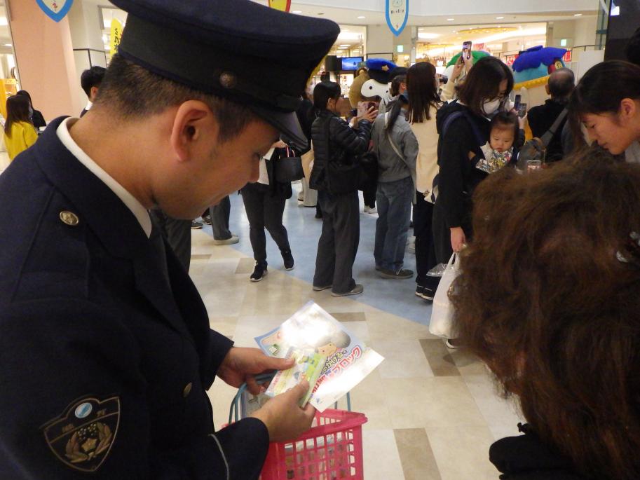 説明する警察官