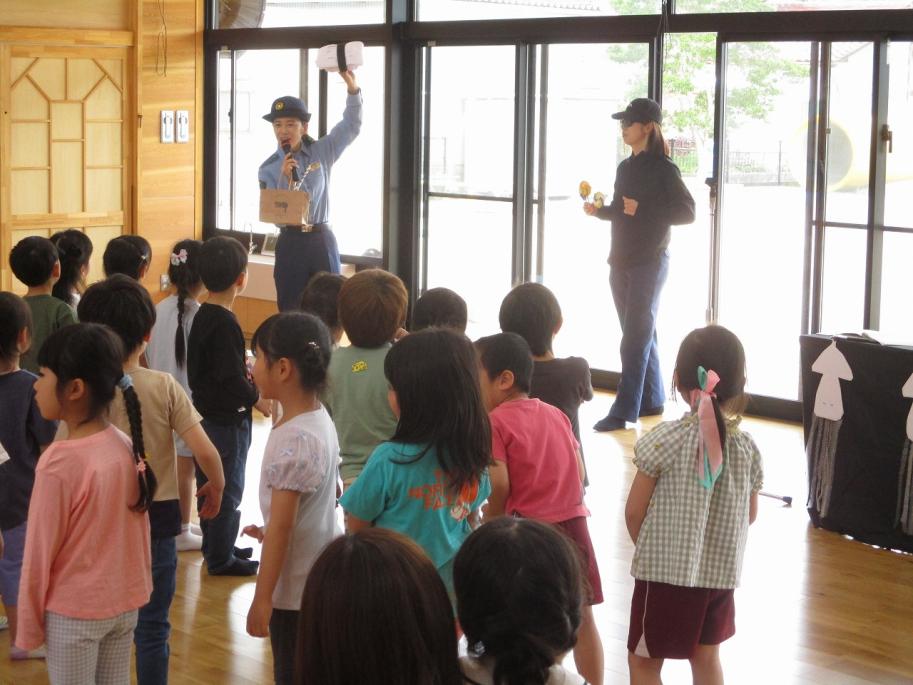 お話を聞く園児