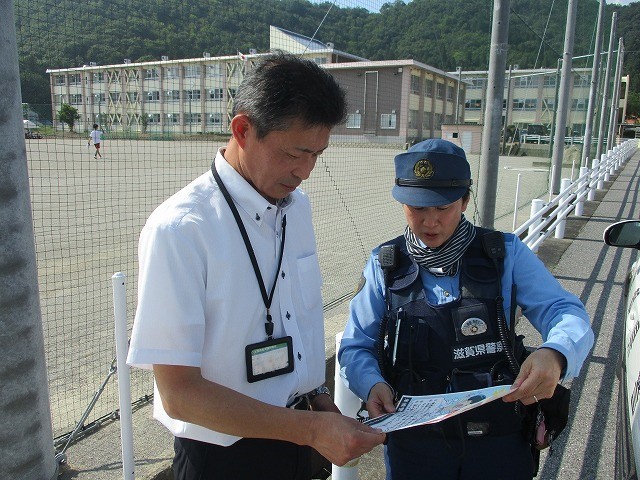 警察官が説明する様子