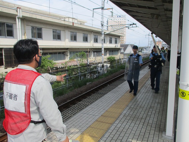 不審者に対応する警察官