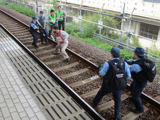 線路におりた不審者を追い詰める警察官
