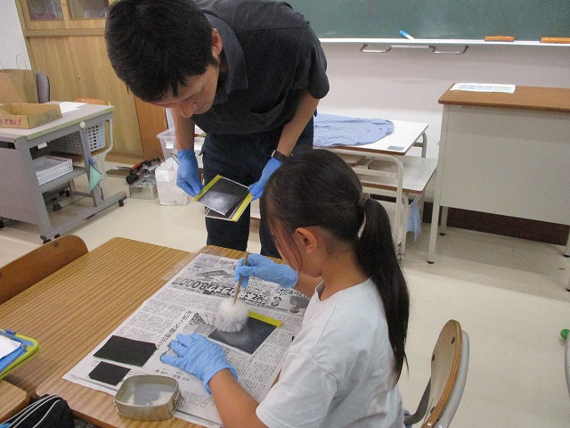 鑑識体験をする生徒2