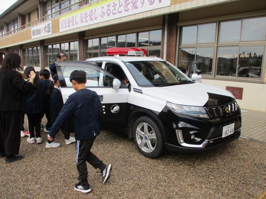 パトカーと小学生