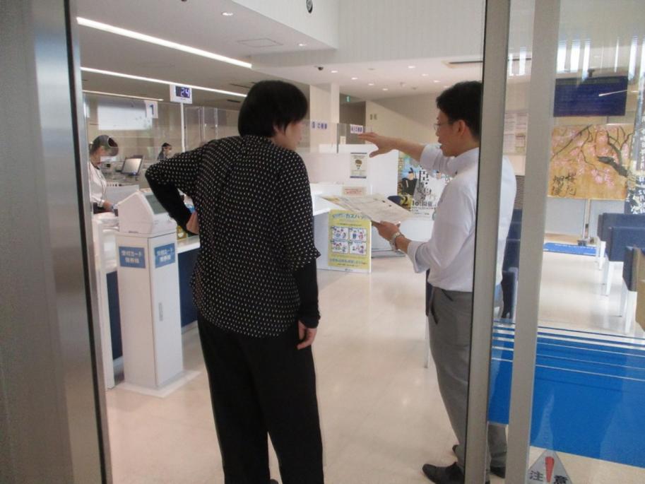 滋賀銀行米原支店での啓発の様子