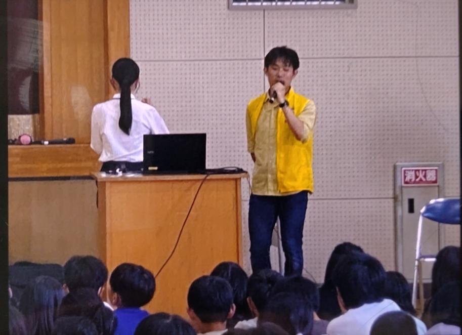 説明する様子
