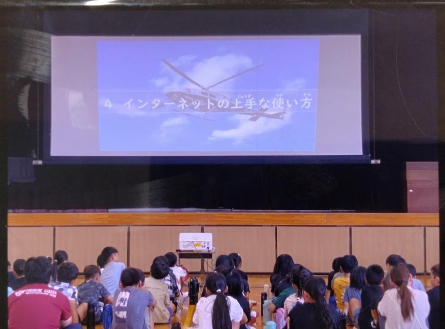 話を聞く小学生