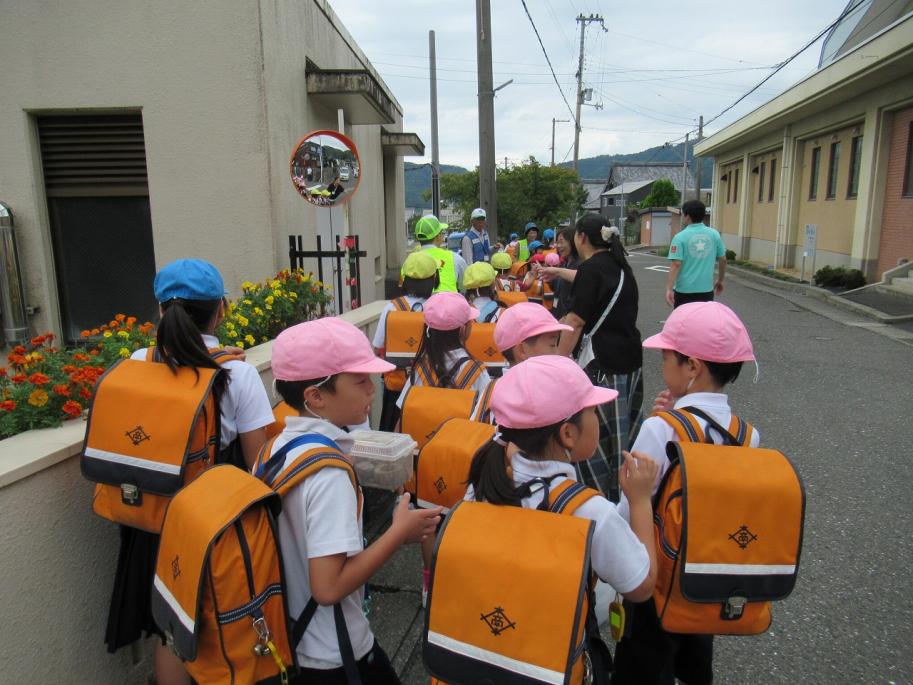 下校中の小学生