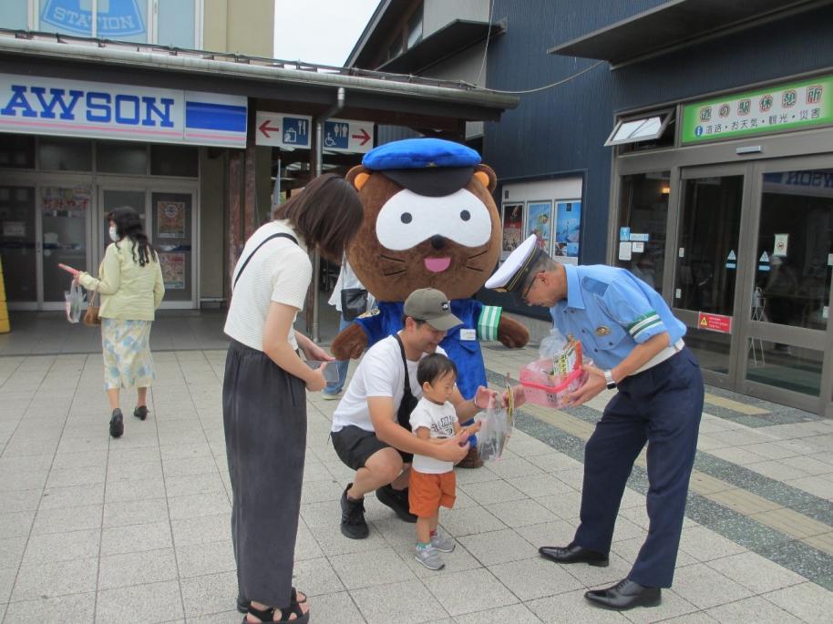 啓発をするけいたくんと警察官