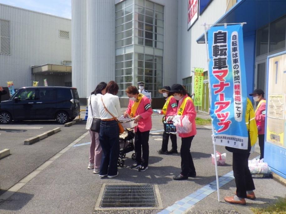 守山警察署と大津北警察署の合同で交通安全啓発の様子2