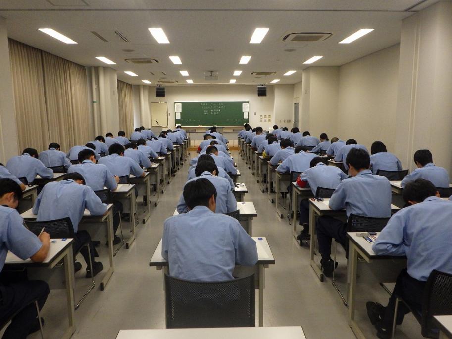 筆記試験を受ける学生