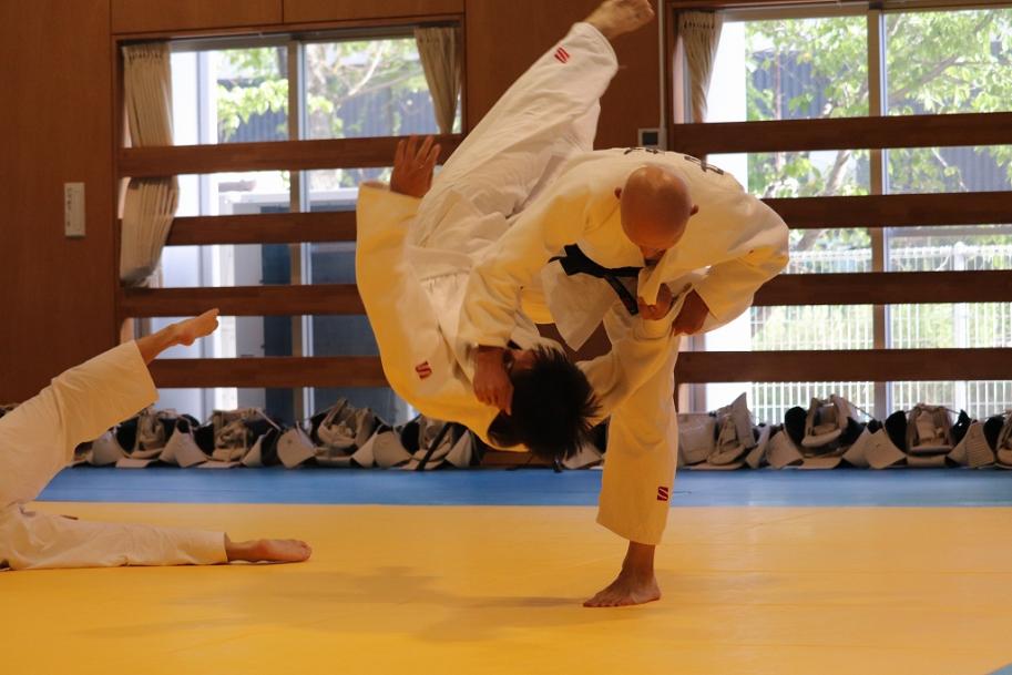 術科試験を受ける学生