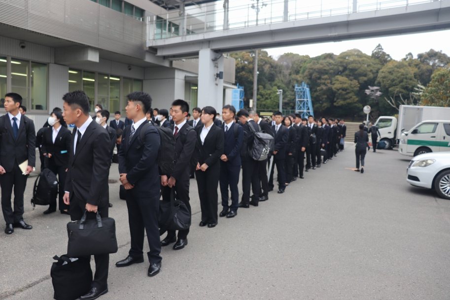 学校の前で整列する学生