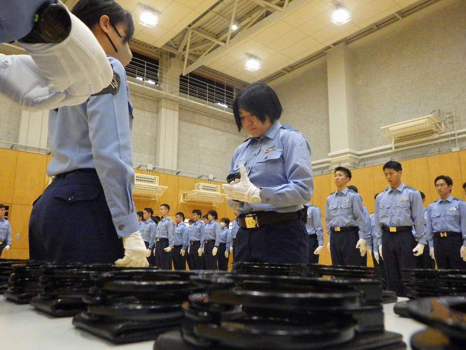 手錠を受け取る学生