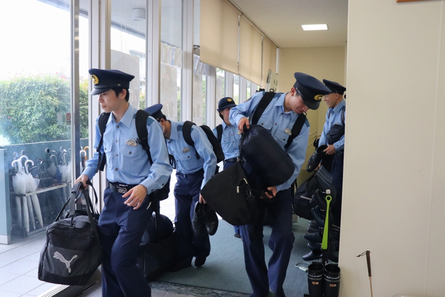 警察署に向けて出発する学生1